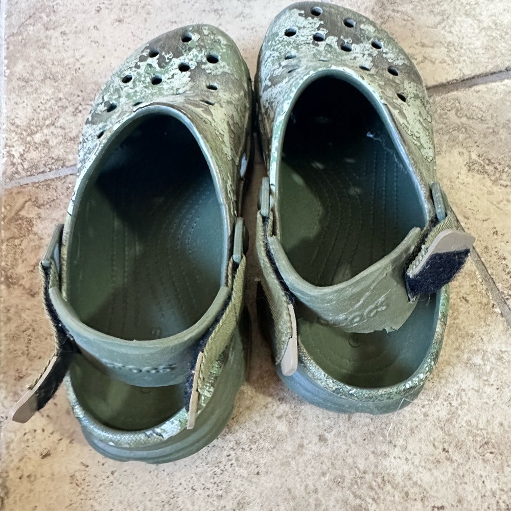 Men’s size 9 crocs
